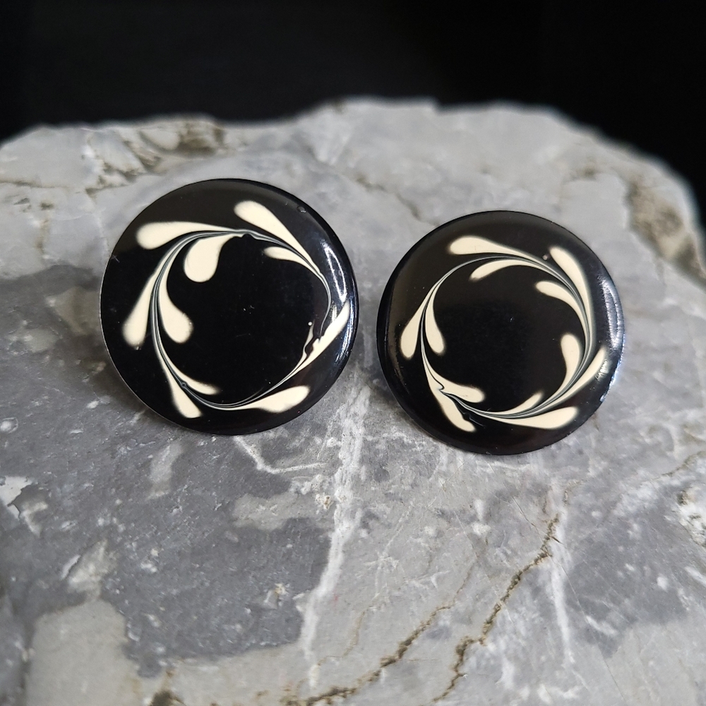 E1 Black Ivory Enamel Swirl Vintage Disc Earrings
